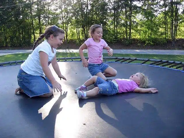 Trampoline rond dans le jardin jeu en famille