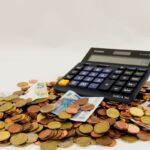 des pièces de monnaie et une calculatrice