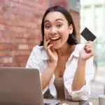 une femme sur son ordinateur
