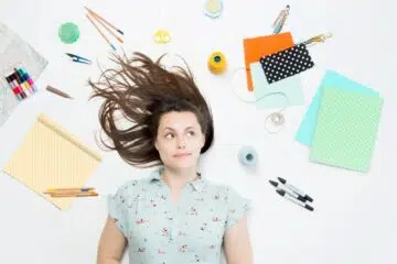 Une femme allongée pensive