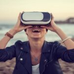 Une femme avec des lunettes en VR