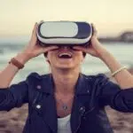 Une femme avec des lunettes en VR