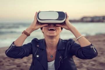 Une femme avec des lunettes en VR