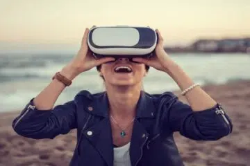 Une femme avec des lunettes en VR