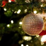 Des boules de sapin de Noël en place
