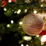 Des boules de sapin de Noël en place
