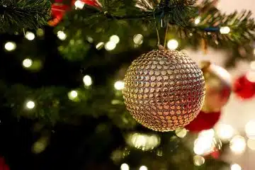 Des boules de sapin de Noël en place