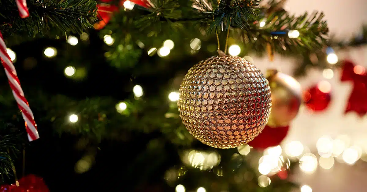 Des boules de sapin de Noël en place