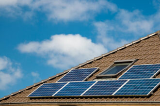 Batteries solaires : pourquoi les combiner avec vos panneaux pour une énergie 100% autonome ?