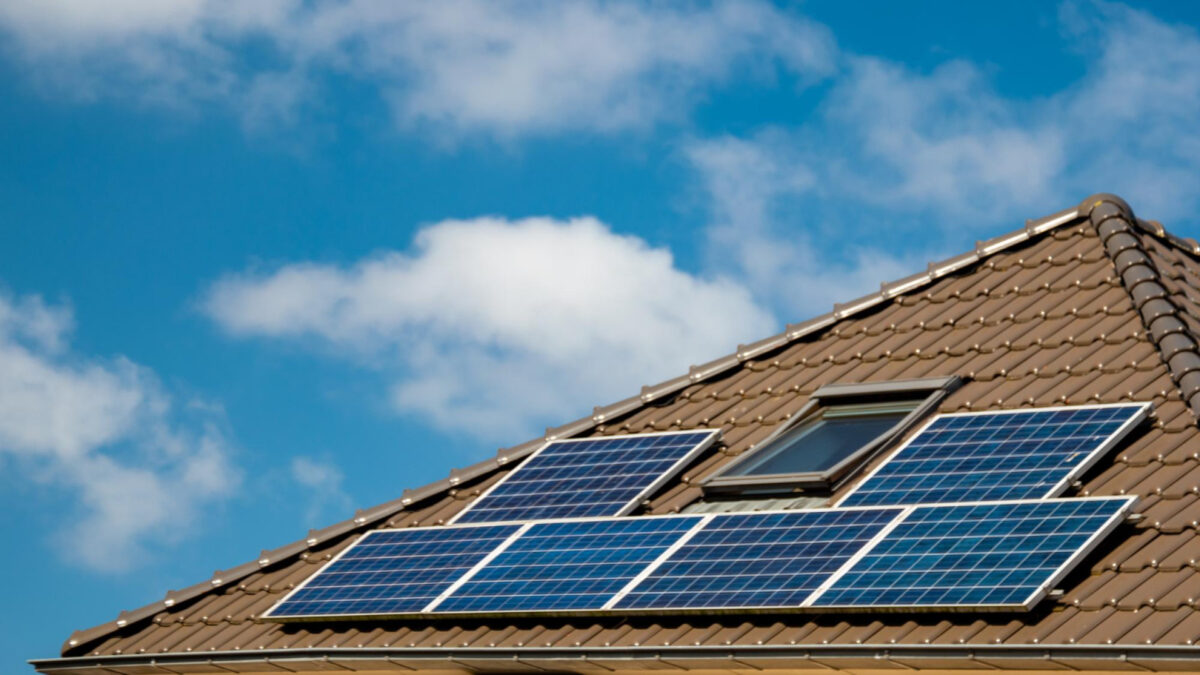 Batteries solaires : pourquoi les combiner avec vos panneaux pour une énergie 100% autonome ?