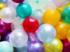 les ballons restent au plafond