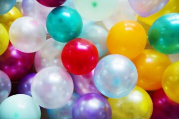 les ballons restent au plafond