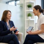 Femme en consultation esthétique dans une clinique moderne