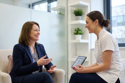 Femme en consultation esthétique dans une clinique moderne