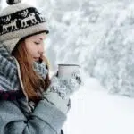 jeune femme avec une écharpe tube pour hiver