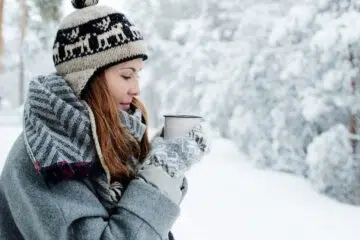 jeune femme avec une écharpe tube pour hiver