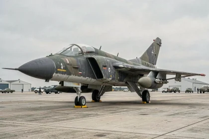 F-4 Phantom II exposé sur un tarmac de musée aéronautique, vue trois-quarts révélant le camouflage militaire usé et les détails de structure