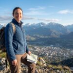Femme souriante en randonnée avec vue sur Gap