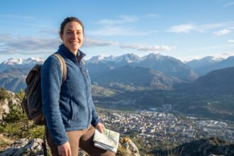 Femme souriante en randonnée avec vue sur Gap