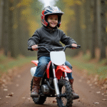 Garçon de 12 ans en motocross souriant dans la nature