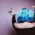 femme avec une perruque