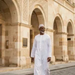 Homme en djellaba blanche se dirigeant vers l'entrée d'une mosquée à Bordeaux pour la prière du vendredi