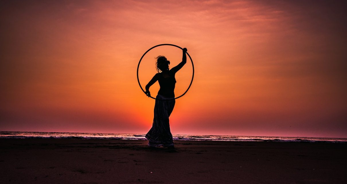 femme faisant du fitness avec un hula hoop
