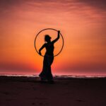 femme faisant du fitness avec un hula hoop
