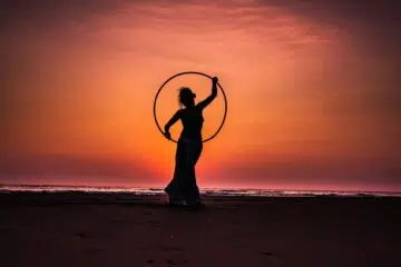 femme faisant du fitness avec un hula hoop