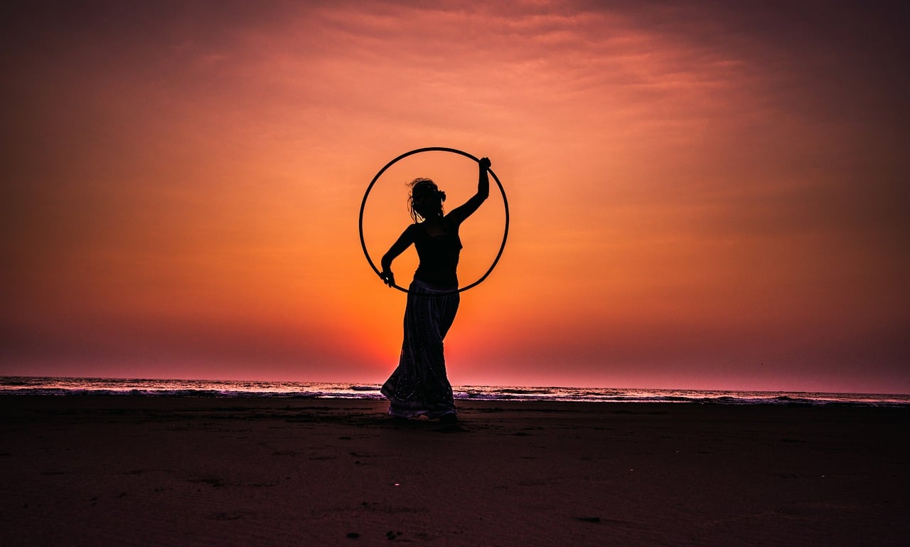 femme faisant du fitness avec un hula hoop