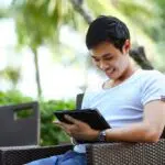 Un homme sur sa tablette