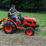 Utiliser un mini tracteur sur une pente : quelles précautions prendre ?