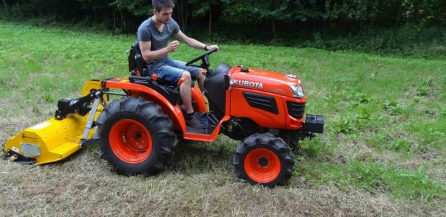 Utiliser un mini tracteur sur une pente : quelles précautions prendre ?