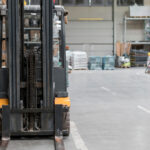 Pourquoi les chariots à mât rétractable sont la clé d’une logistique réussie ?
