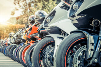 Quelle moto choisir pour allier performance et confort ?