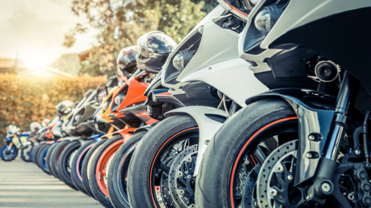 Quelle moto choisir pour allier performance et confort ?